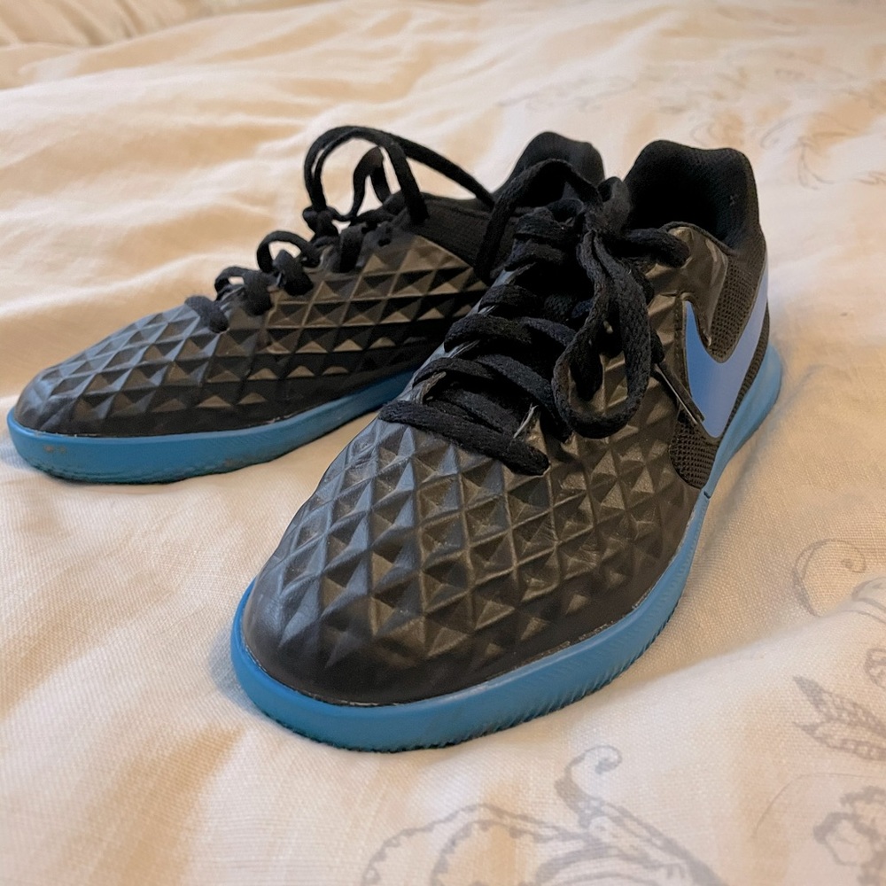 Nike Indoor soccer shoes - Youth 3.5